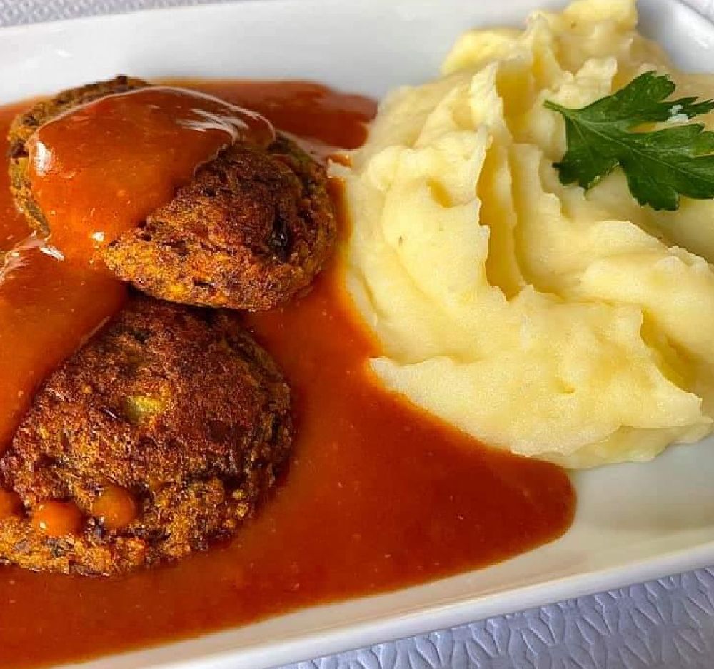 Chiftelute cu sos de rosii si piure de cartofi – Bistro Carol Craiova